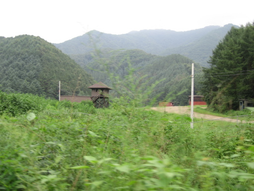 대회산리로 들어가는 길 입구의 철망 너머 미군부대 초소, 젊은 군인들이 일일이 지나가는 사람을 검문하고 있었다. 